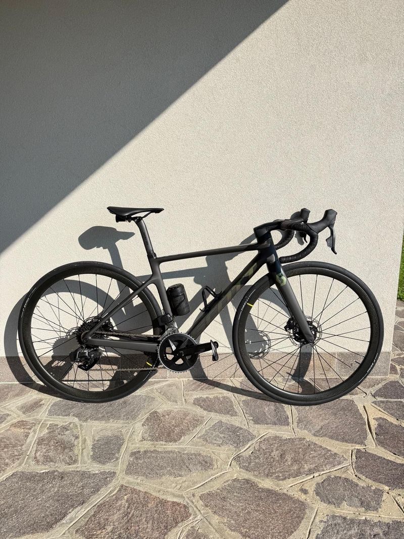 Używany Scott Addict RC 30 2022 2022 Road & Gravel — zdjęcie 1 z 6