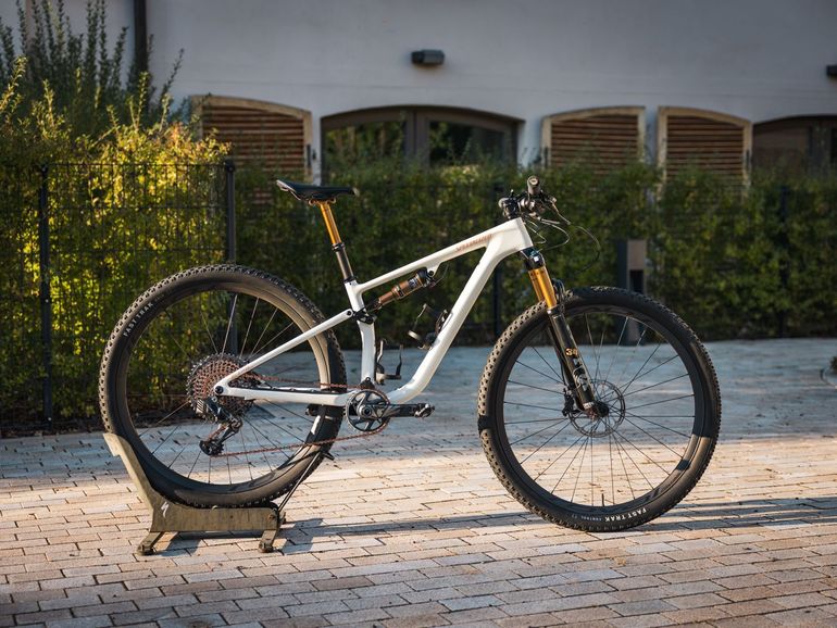 Used Specialized Epic EVO Pro 2023 2023 Mountainbike, White, 29 — image 1 of 11