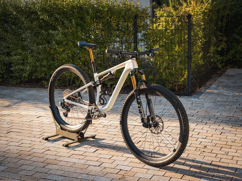 Used Specialized Epic EVO Pro 2023 2023 Mountainbike, White, 29 — image 2 of 11