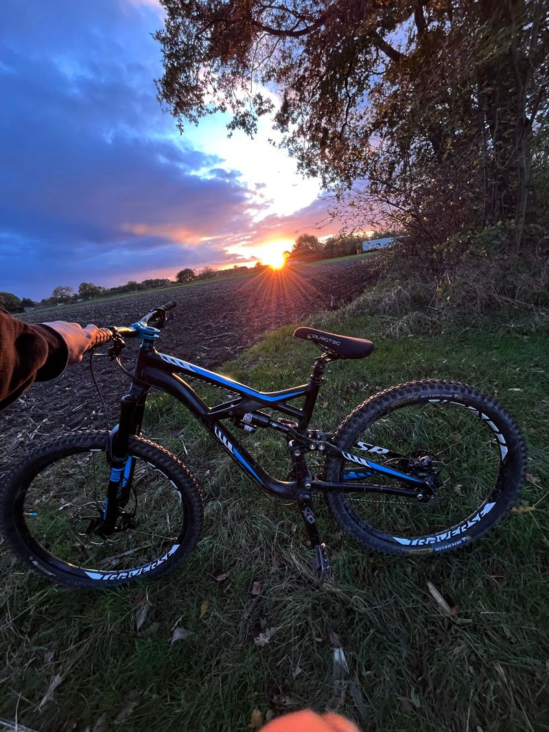 Specialized Enduro Elite 650b 2015 2015 Mountainbike usato, Nero — immagine 1 di 3