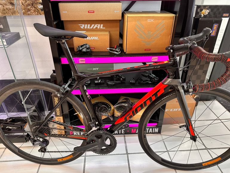 Used Giant TCR Advanced Pro 1 2018 2018 Road & Gravel, Black — image 1 of 8