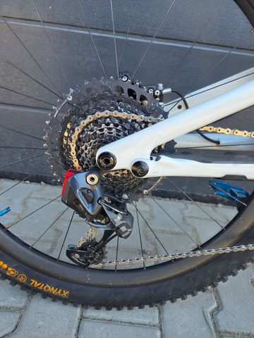Specialized Stumpjumper EVO Pro 2023 2023 Mountainbike usato, Bianco — immagine 12 di 13