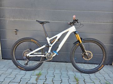 Specialized Stumpjumper EVO Pro 2023 2023 Mountainbike usato, Bianco — immagine 2 di 13