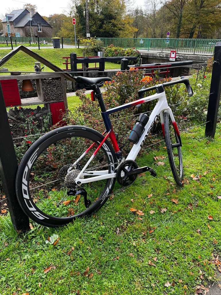 Used Basso Astra Shimano 105 Di2 2025 Road & Gravel, White — image 2 of 4