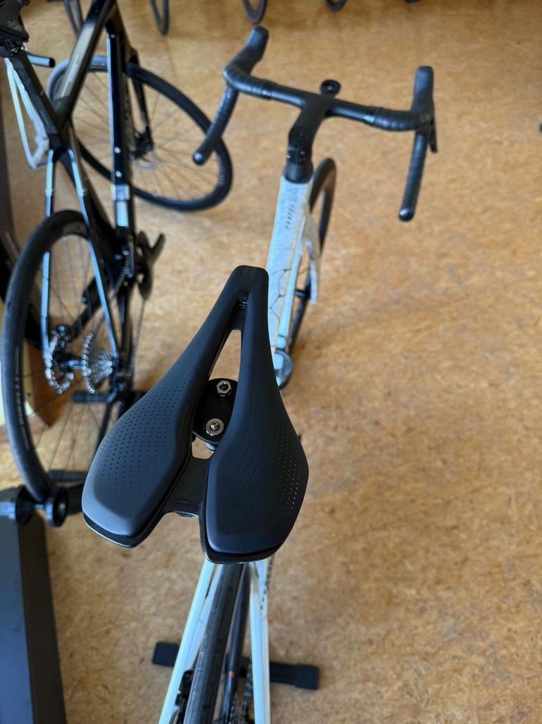 Used Giant Propel SRAM Force eTap AXS 2025 Road & Gravel, White — image 27 of 34
