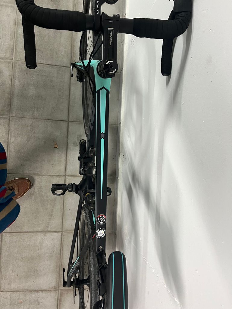 Used Bianchi Aria Disc Ultegra 2018 2018 Road & Gravel, Black — image 4 of 5