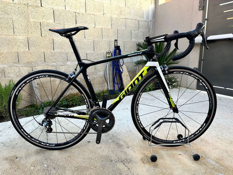 Used Giant TCR Advanced SL 2 2017 2017 Road & Gravel — image 1 of 9
