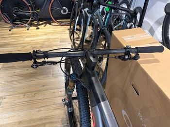 Used Orbea Orbea Oiz M Team XTR 2022 Mountainbike, Light Gray — image 6 of 8