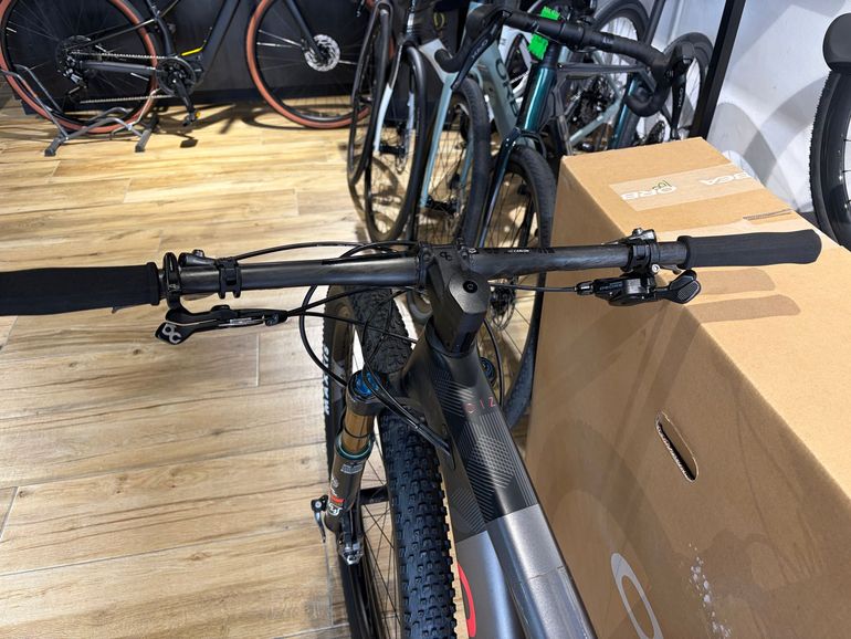Used Orbea Orbea Oiz M Team XTR 2022 Mountainbike, Light Gray — image 6 of 8