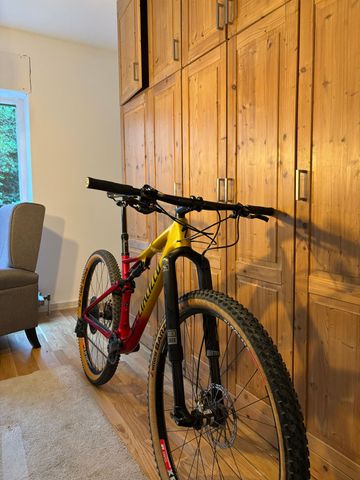 Specialized Men's Epic Comp Carbon 2018 2018 Mountainbike usato, Rosso — immagine 2 di 8
