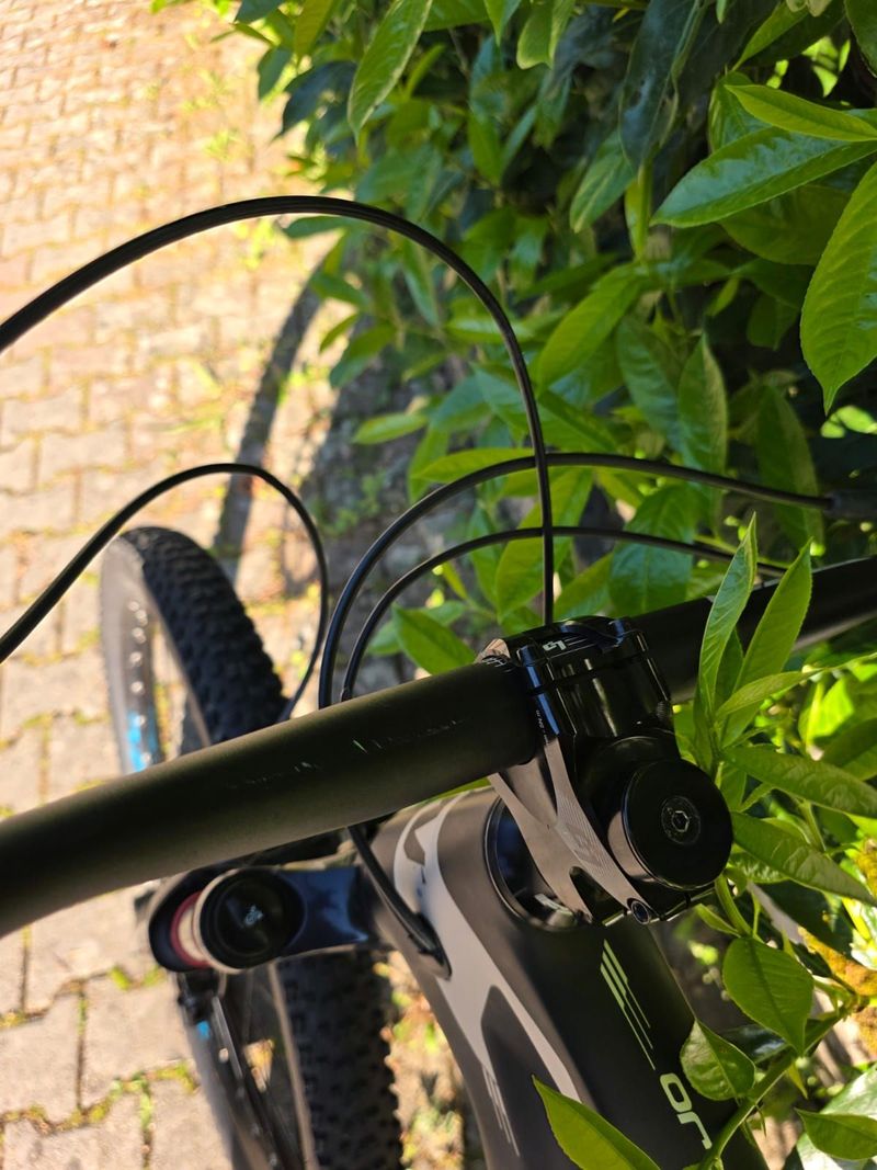 Used Whistle Custom Shimano Deore XT 2023 Mountainbike, Black — image 8 of 15