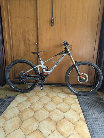 Tweedehands Mondraker Summum SRAM GX DH 2022 Mountainbike — afbeelding 1 van 4