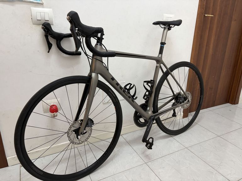 Used Trek Émonda SL 6 Disc 2018 2018 Road & Gravel, Light Gray — image 8 of 12