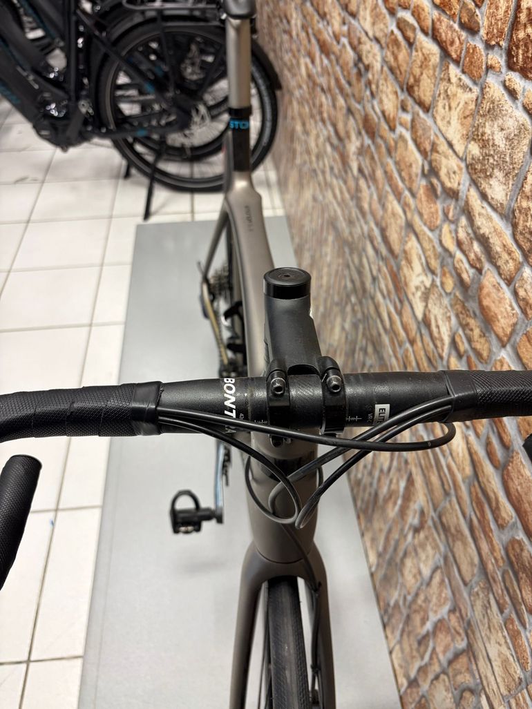 Used Trek Émonda SL 6 Disc 2018 2018 Road & Gravel, Light Gray — image 5 of 12