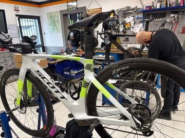 Scott Foil RC Team 2025 2025 Road & Gravel usato, Bianco — immagine 2 di 6