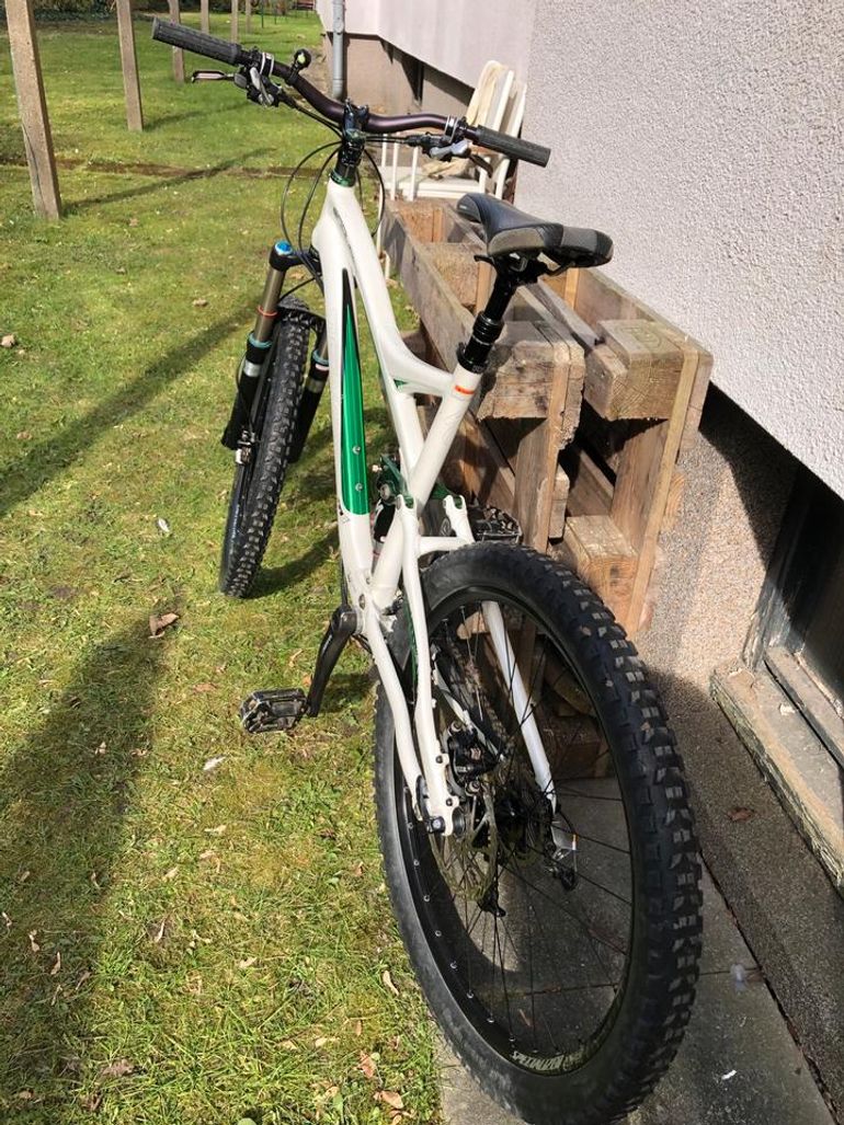 Used Specialized Specialized Enduro 2009 Mountainbike, Blanco — image 3 of 17