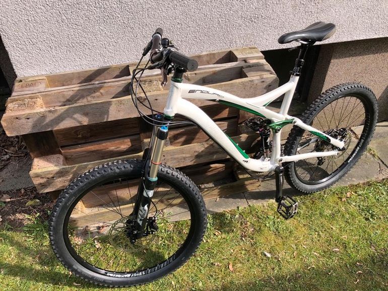 Used Specialized Specialized Enduro 2009 Mountainbike, Blanco — image 1 of 17
