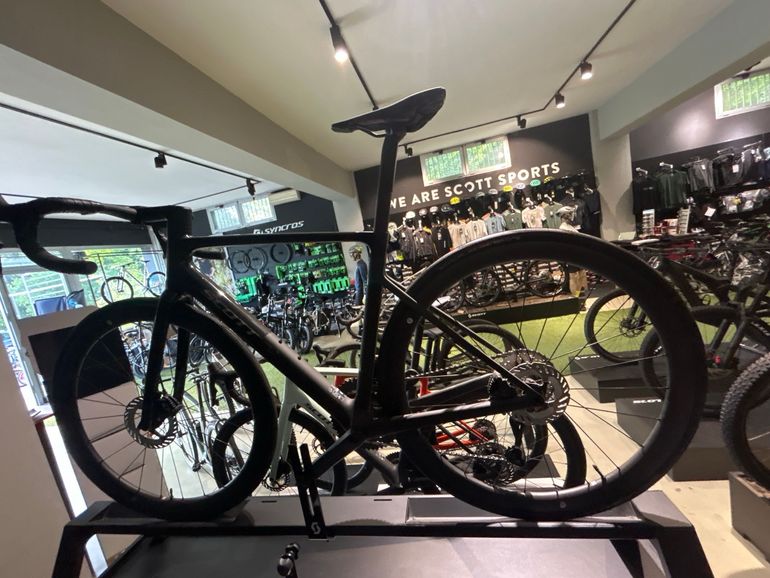 Used Scott Addict RC 20 2025 2025 Road & Gravel — image 2 of 4