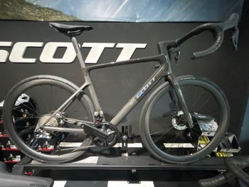 Used Scott Addict RC 20 2025 2025 Road & Gravel — image 1 of 4