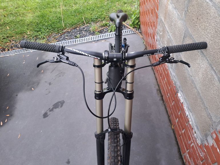Used Devinci Wilson Carbon X01 DH 2018 2018 Mountainbike — image 8 of 12