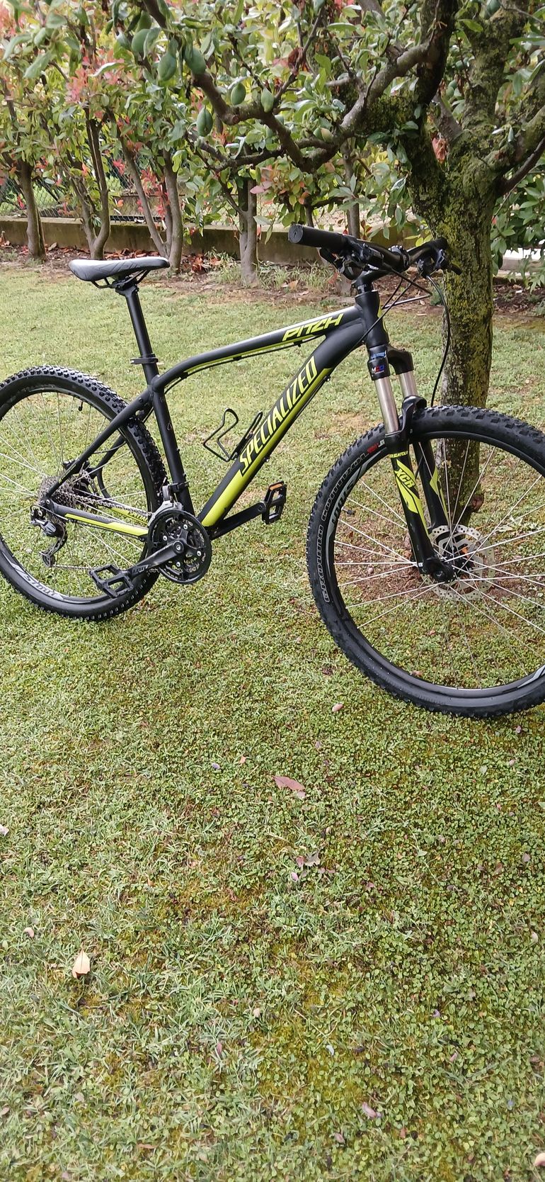 Used Specialized Pitch Shimano Deore 2015 Mountainbike, Black — image 1 of 5