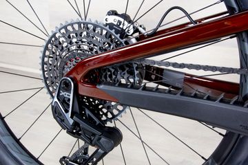 Used Santa Cruz Bronson Cc 2025 Mountainbike, Red — image 8 of 18