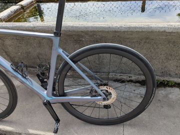 Scott Addict RC 15 2023 2023 Road & Gravel usato, Grigio chiaro — immagine 2 di 5