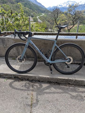 Scott Addict RC 15 2023 2023 Road & Gravel usato, Grigio chiaro — immagine 1 di 5