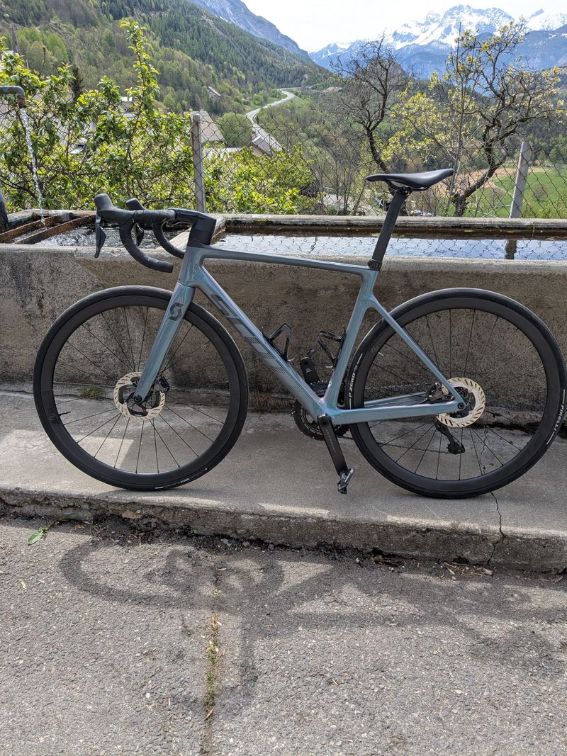 Scott Addict RC 15 2023 2023 Road & Gravel usato, Grigio chiaro — immagine 1 di 5