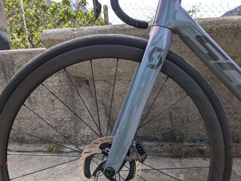 Scott Addict RC 15 2023 2023 Road & Gravel usato, Grigio chiaro — immagine 5 di 5