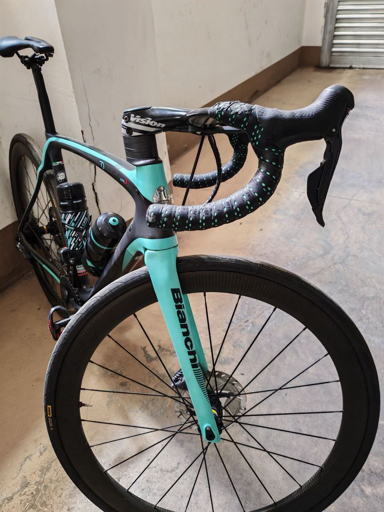 Used Bianchi Oltre XR3 Disc Ultegra Di2 2020 2020 Road & Gravel, Black — image 10 of 11