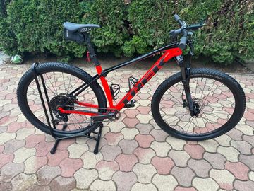Used Trek Procaliber 9.5 2024 2024 Mountainbike, Red, 29 — image 3 of 6