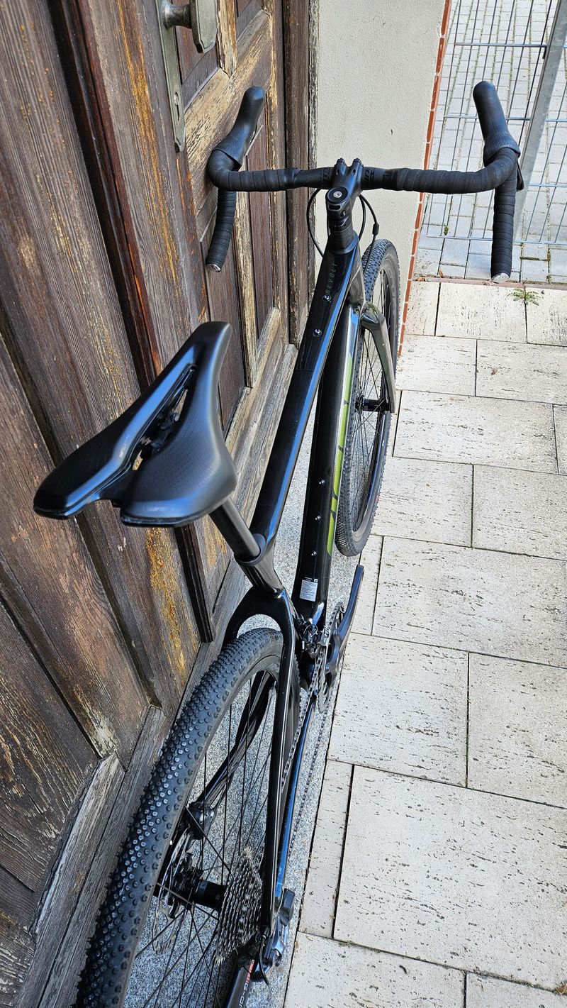 Used Giant Revolt Advanced 2 2022 2022 Road & Gravel, Black — image 9 of 16