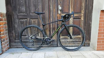Used Giant Revolt Advanced 2 2022 2022 Road & Gravel, Black — image 1 of 16