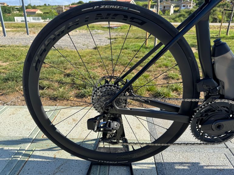 Used Trek Madone SRAM Force eTap AXS 2025 Road & Gravel — image 12 of 33