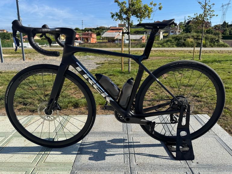 Used Trek Madone SRAM Force eTap AXS 2025 Road & Gravel — image 2 of 33