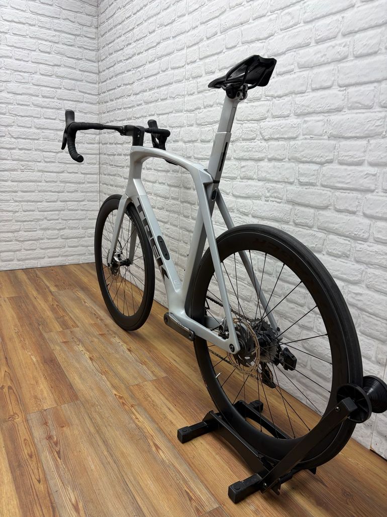 Used Trek Madone SLR 9 Disc eTap 2019 2019 Road & Gravel, Light Gray — image 6 of 6