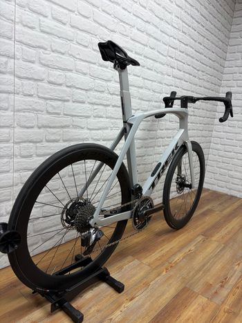 Used Trek Madone SLR 9 Disc eTap 2019 2019 Road & Gravel, Light Gray — image 3 of 6