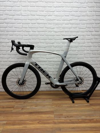 Used Trek Madone SLR 9 Disc eTap 2019 2019 Road & Gravel, Light Gray — image 4 of 6