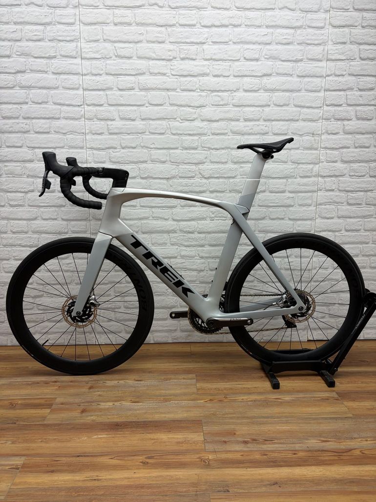 Used Trek Madone SLR 9 Disc eTap 2019 2019 Road & Gravel, Light Gray — image 4 of 6