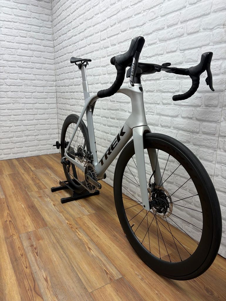 Used Trek Madone SLR 9 Disc eTap 2019 2019 Road & Gravel, Light Gray — image 2 of 6