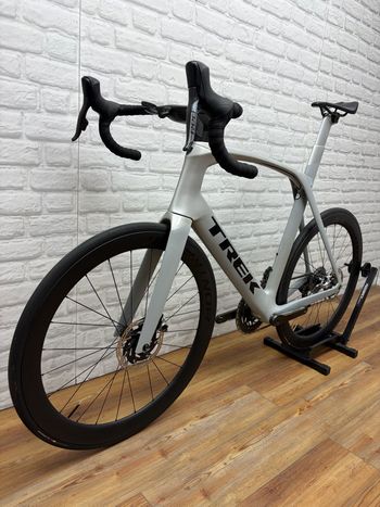 Used Trek Madone SLR 9 Disc eTap 2019 2019 Road & Gravel, Light Gray — image 5 of 6