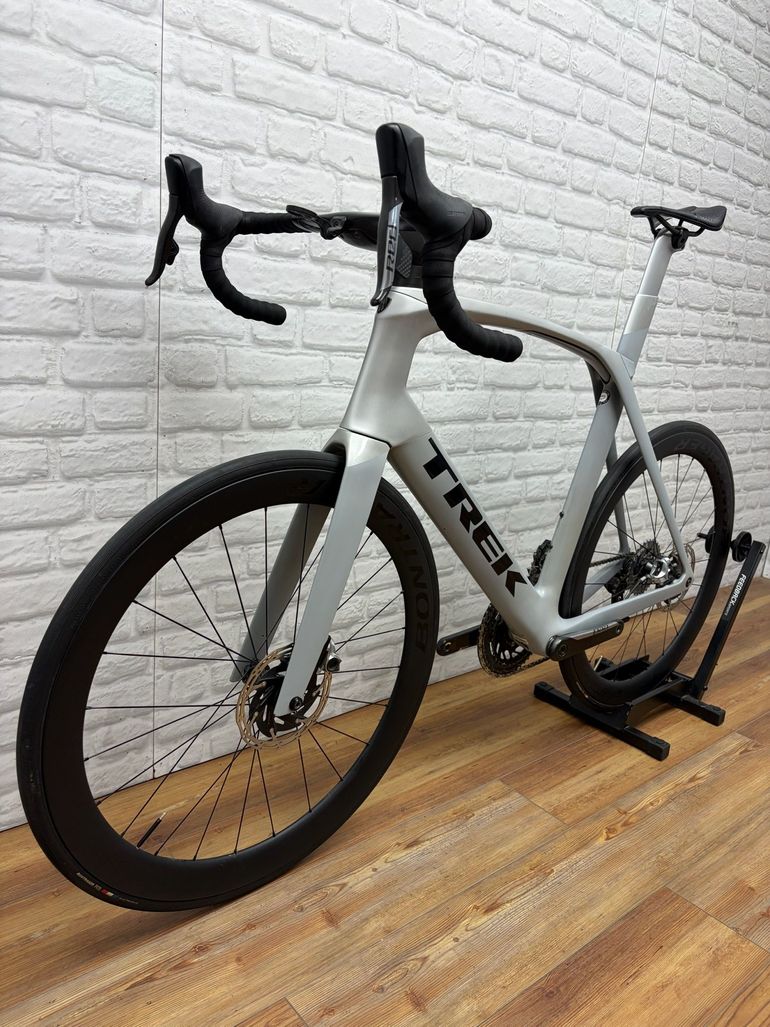 Used Trek Madone SLR 9 Disc eTap 2019 2019 Road & Gravel, Light Gray — image 5 of 6