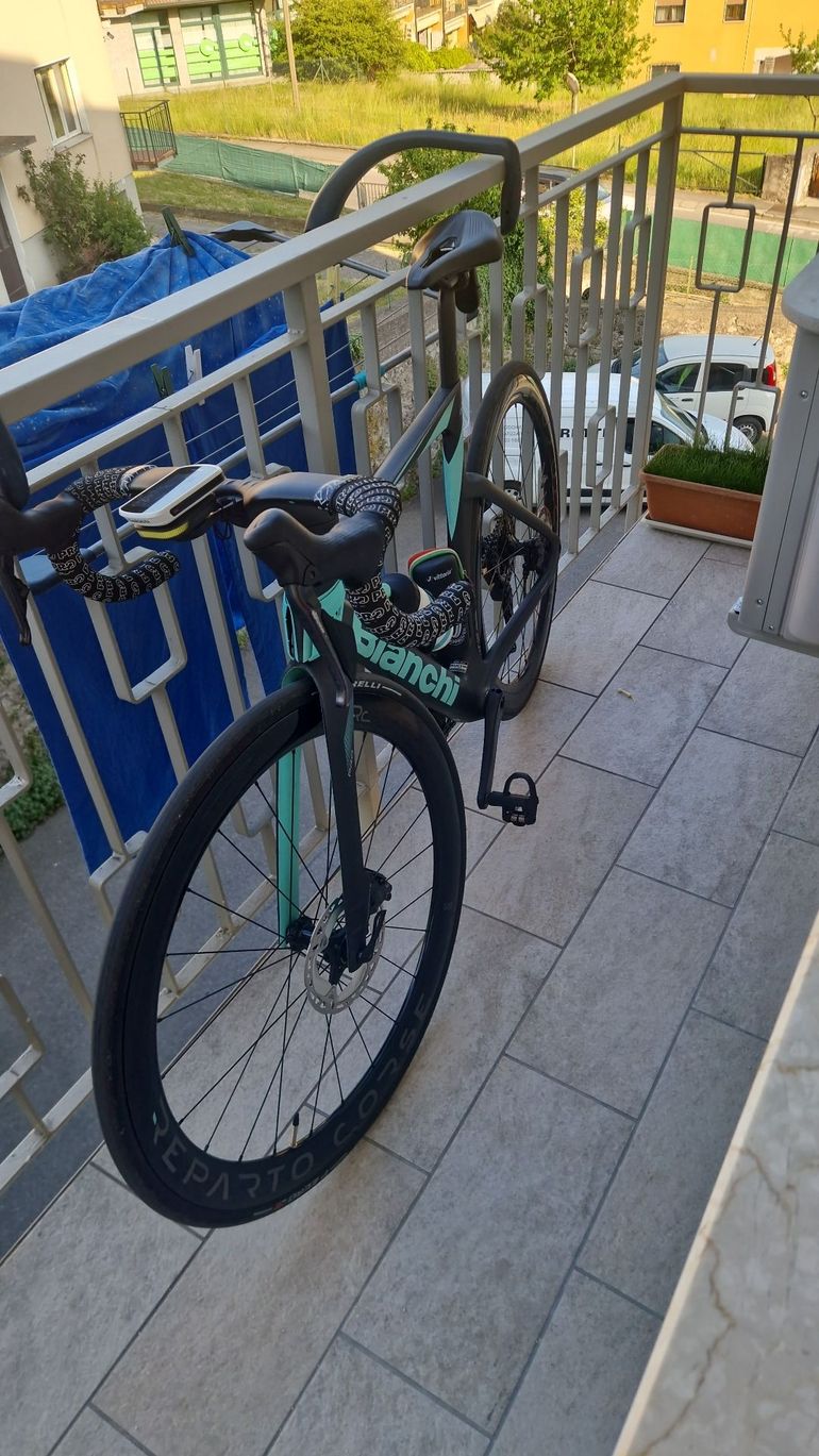 Used Bianchi Oltre Pro Ultegra Di2 2024 2024 Road & Gravel, Black — image 2 of 4