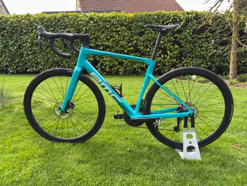 Used BMC Roadmachine Shimano Ultegra Di2 2024 Road & Gravel, Verde — image 2 of 7