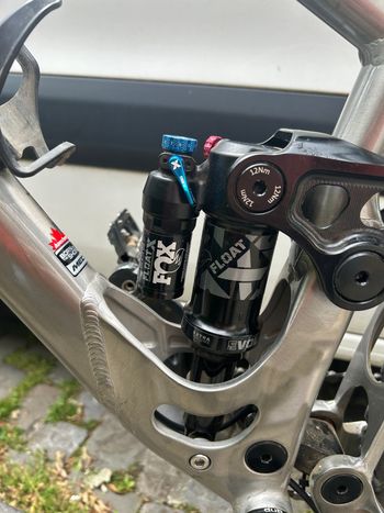 Used Banshee Prime V3.1 RAW Medium 2022 Mountainbike, Light Gray — image 3 of 8
