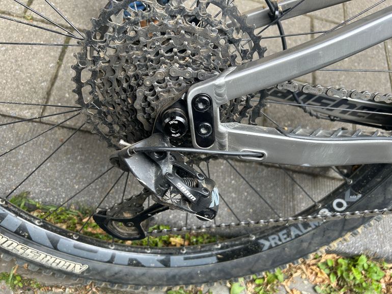 Used Banshee Prime V3.1 RAW Medium 2022 Mountainbike, Light Gray — image 7 of 8