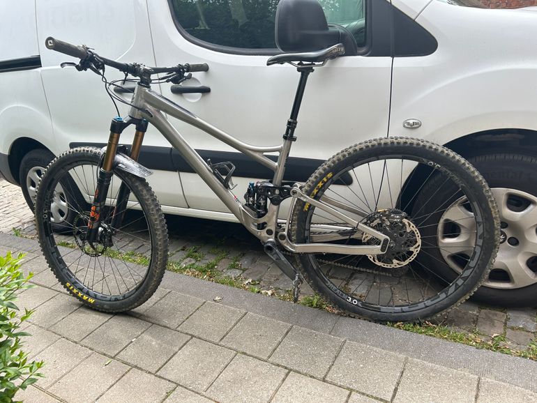 Used Banshee Prime V3.1 RAW Medium 2022 Mountainbike, Light Gray — image 1 of 8