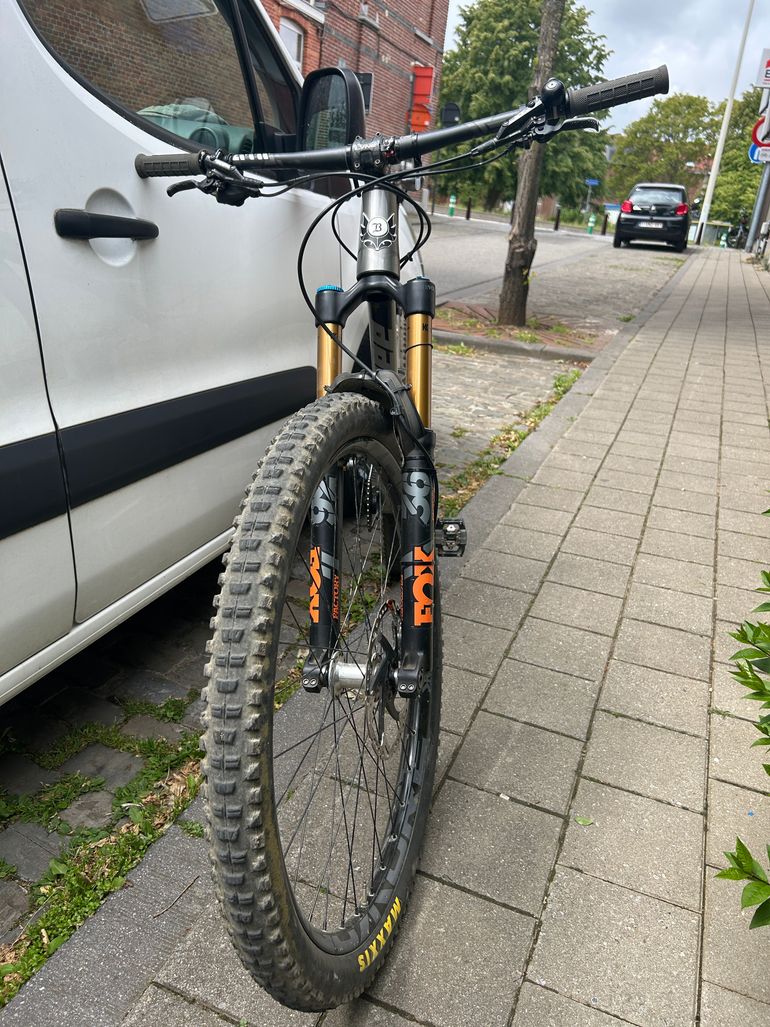 Used Banshee Prime V3.1 RAW Medium 2022 Mountainbike, Light Gray — image 2 of 8