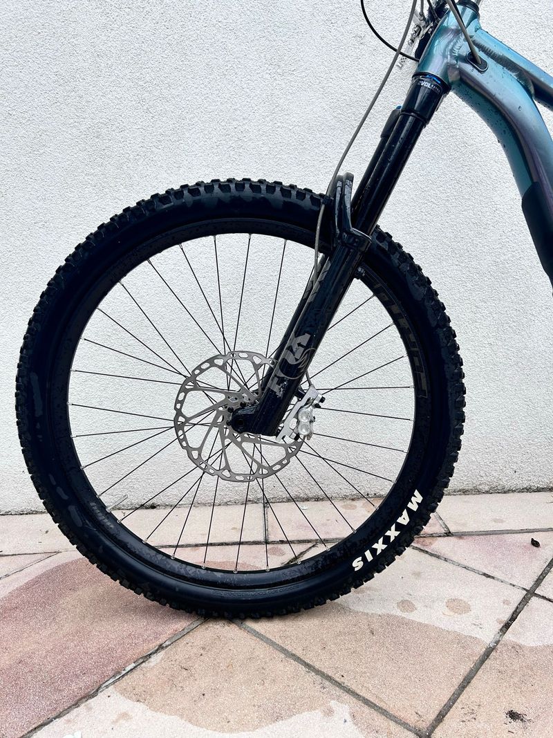 Used Giant Reign 1 2024 2024 Mountainbike, Black, 29 — image 7 of 11